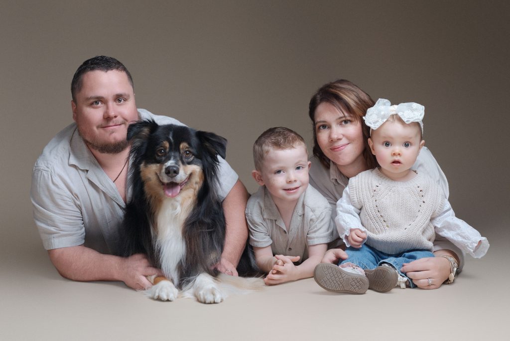 Parents, enfants et leur chien allongés au studio, photographe famille dans le Calvados