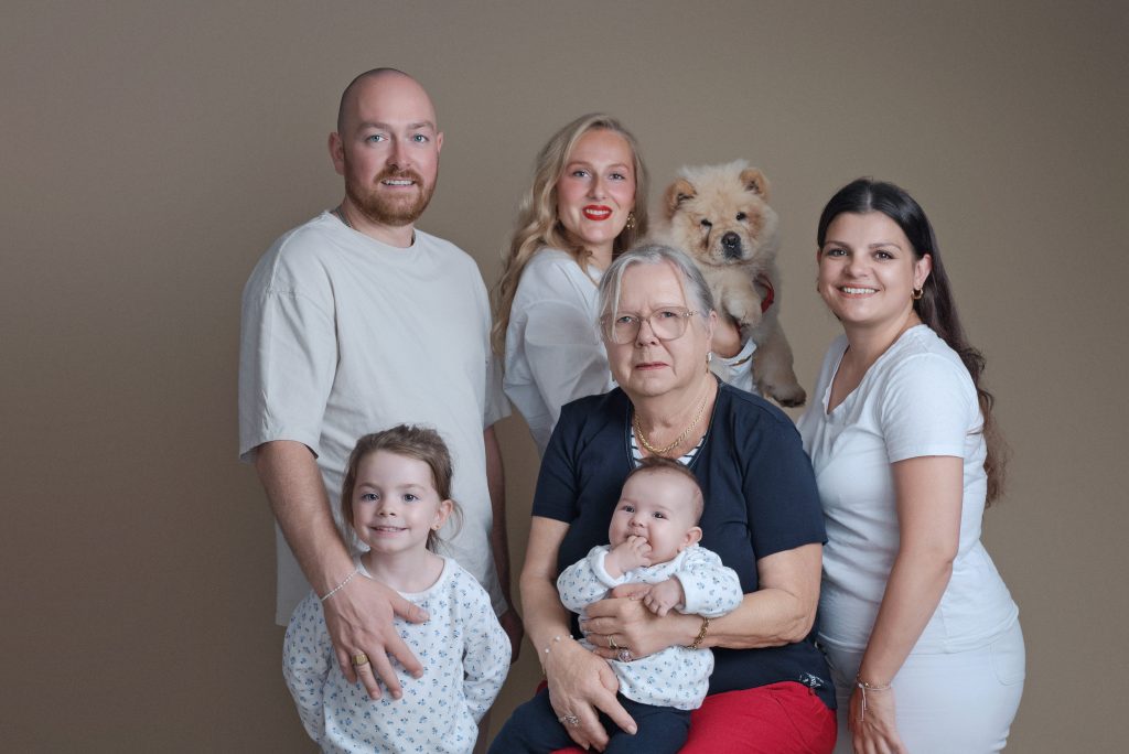 Famille réunie sur trois générations avec bébé et chien, séance photo famille en studio près de Caen