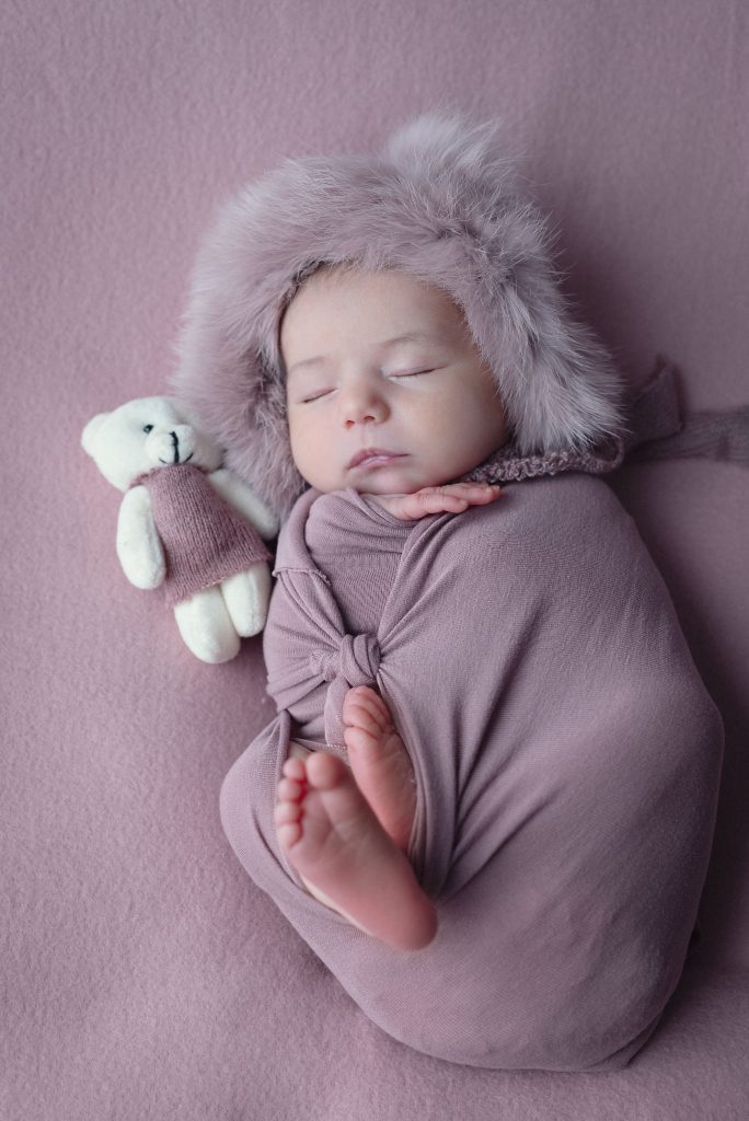Nouveau-né endormi dans un seau en métal, séance photo naissance au studio de Mézidon Vallée d’Auge