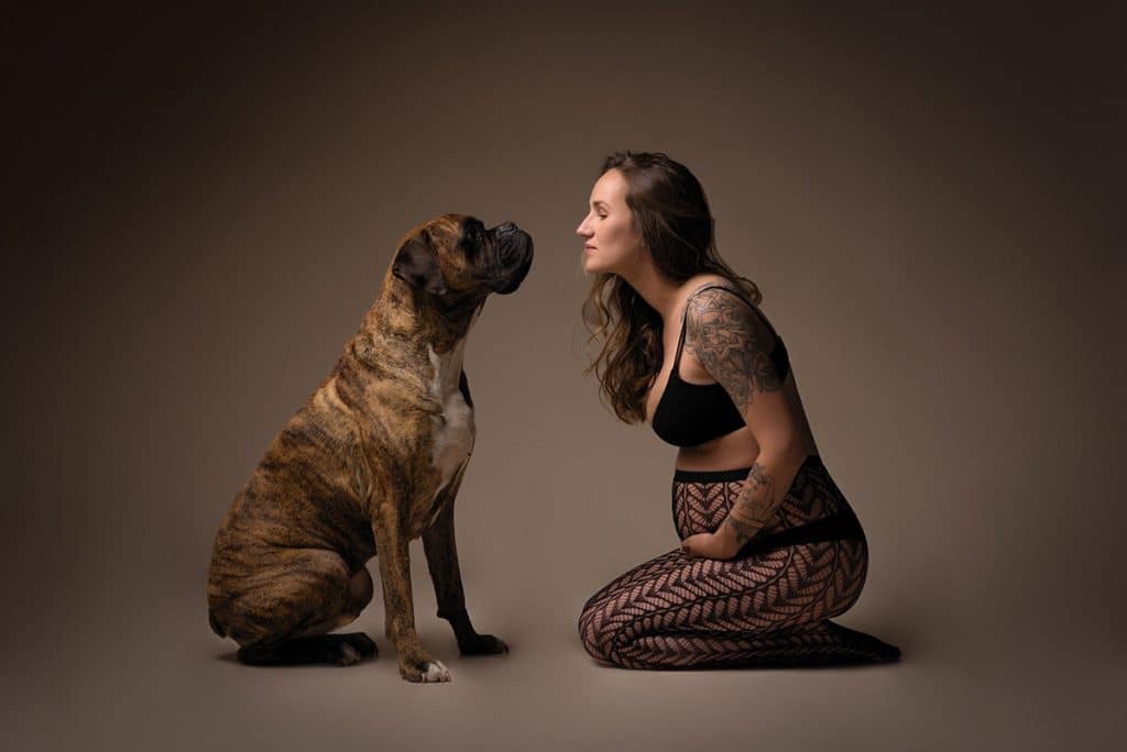 Portrait grossesse en studio avec l'animal de compagnie à Lisieux