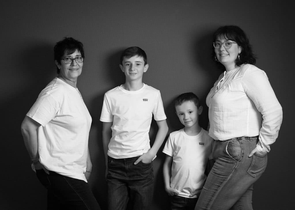 Portrait de famille en studio à Livarot, émotions sincères