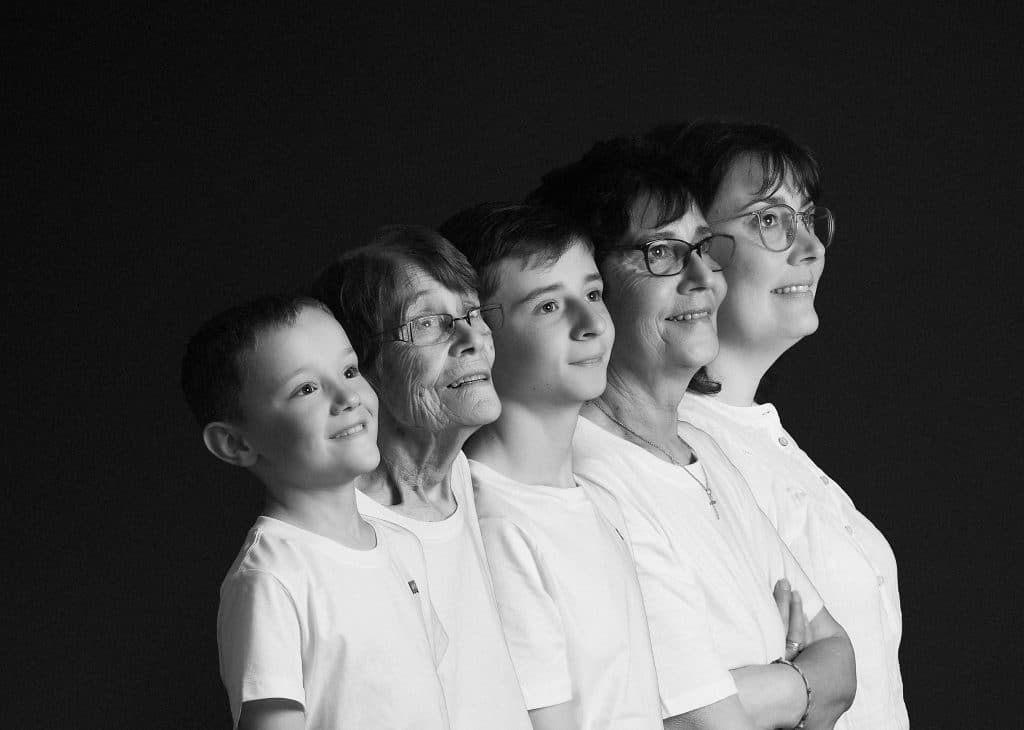 Séance photo famille chaleureuse avec enfants à Mézidon